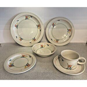 Midwinter Stonehenge Crocus 6 Piece Place Setting Floral Pattern England Vintage